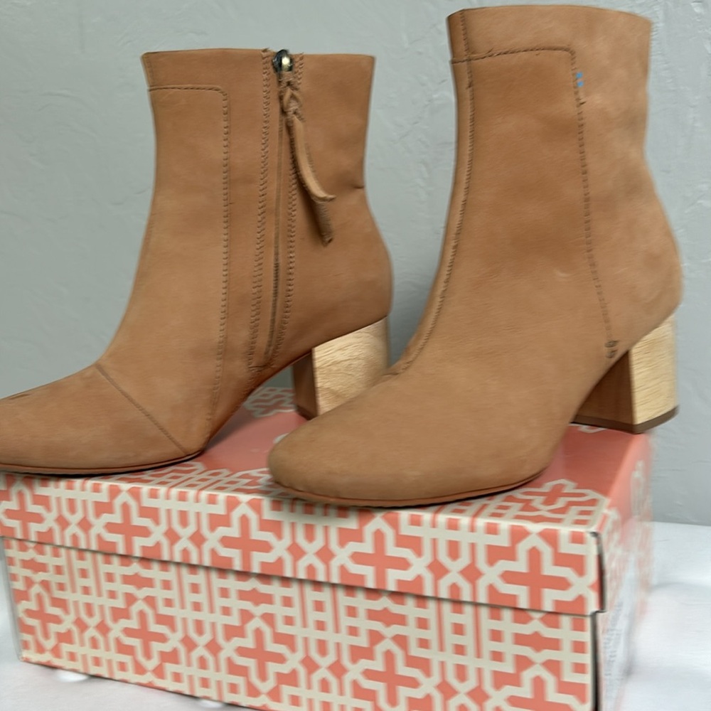 Like new toms boots!